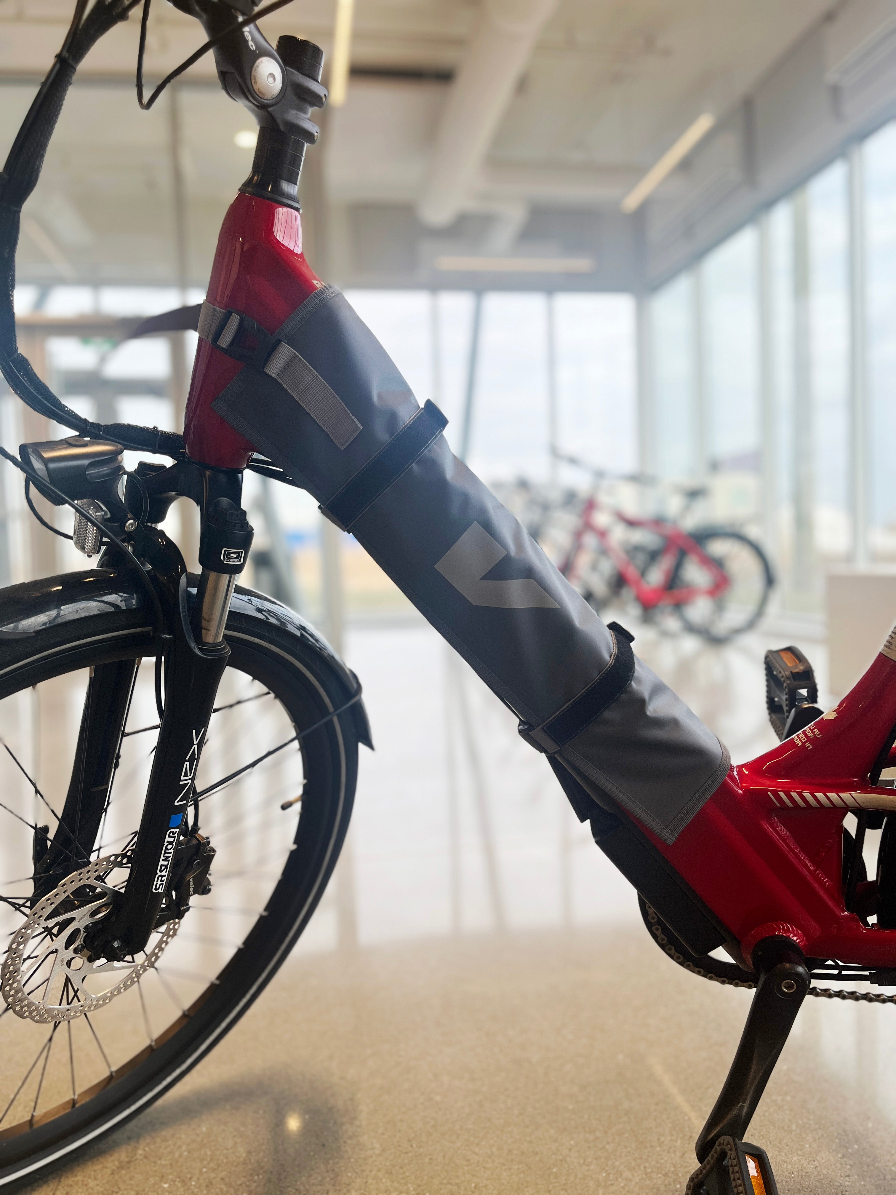 How to install the V battery port cover on a R48 e-bike
